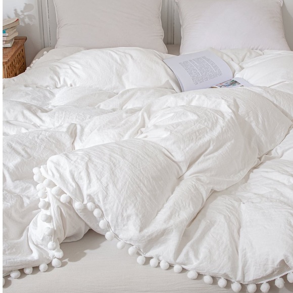 ✨Gorgeous White Pom Pom Duvet Set✨ - Picture 6 of 7